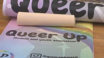 Studenten en personeel UHasselt schrijven positieve boodschappen op trappen tijdens dag tegen homo- en transfobie