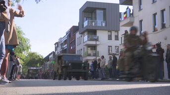 Historische colonne legervoertuigen vertrokken in bevrijd Leopoldsburg