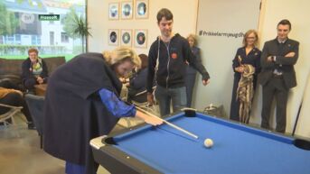 Koningin Mathilde praat met jongeren tijdens opening prikkelarm jeugdhuis in Hasselt