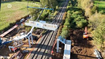 Nieuwe voetgangersbrug geplaatst over spoorweg in Heusden-Zolder