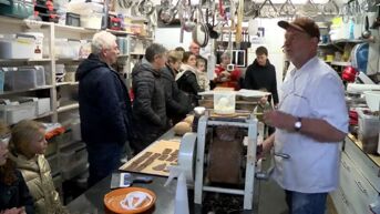 Bakker Wim leert bezoekers speculaas maken op Dag van de ambachten