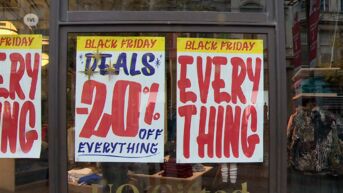 Black Friday komt eraan: kan je echt koopjes doen of worden we in de val gelokt?