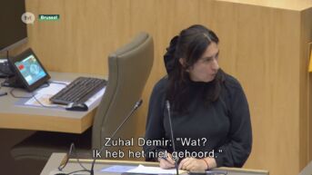 Demir reageert verbaasd nadat Janssens zegt dat ze beter naar haar land was teruggekeerd