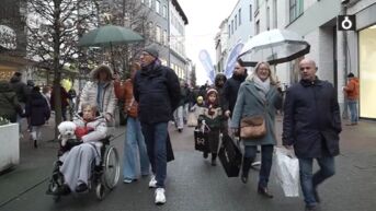 Kaarsen, boeken en chocolade vliegen over de toonbank: ondanks de regen is het megadruk in Hasselt op de laatste zaterdag voor kerstmis