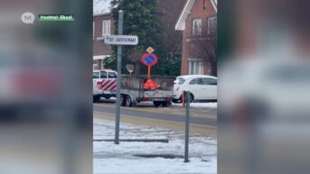 In Hechtel-Eksel wordt winterzout met de hand gestrooid vanop een aanhangwagen