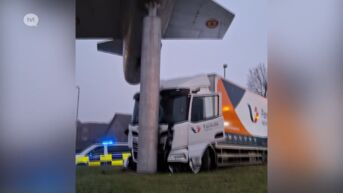 Vrachtwagen botst tegen Starfighter gevechtsvliegtuig in Peer