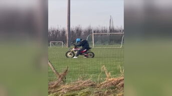 Motorcrosser vernielt voetbalveld van Huvo Jeuk