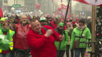 60.000 mensen betogen tegen hervormingsplannen, spoorbonden kondigen staking van 9 dagen aan