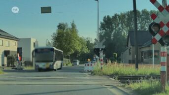 Schoolbus van De Lijn rijdt met kinderen door gesloten spoorwegovergang in Bilzen