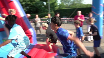 Kinderen in Pelt zoeken verfrissing op tijdens Run, Swim & Fun-wedstrijd