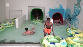 Kinderen in Pelt zoeken verfrissing op tijdens Run, Swim & Fun-wedstrijd