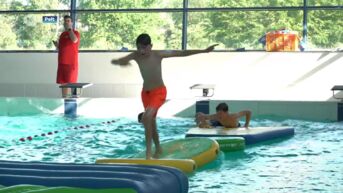 Kinderen in Pelt zoeken verfrissing op tijdens Run, Swim & Fun-wedstrijd