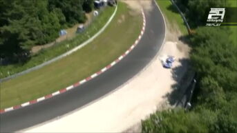 Laurens Vanthoor crasht zwaar op Nürburgring en past voor 24 uur