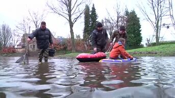 Buurtbewoners protesteren met rubber bootjes tegen wateroverlast in Diepenbeek