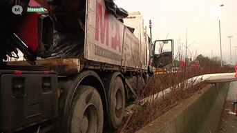 Vrachtwagen knalt door middenberm op E313