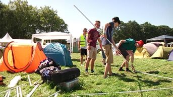 Pukkelpoppers zetten tenten op in volle zon