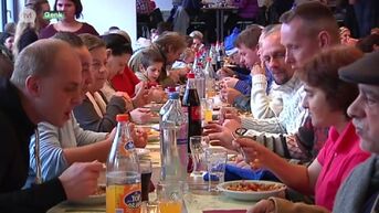 Vrijwilligers organiseren kerstfeest voor minderbedeelden in Winterslag