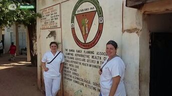 Jonge verpleegsters verzorgen wonden met zelfgemaakte honingzalf in Gambia