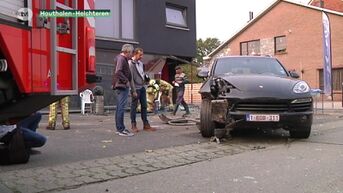 Werknemer carwash ramt met Porsche door eigen vitrine