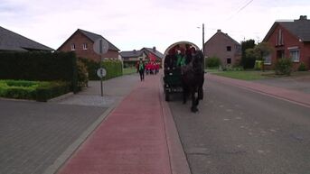 Vakbonden protesteren met paard en kar tegen afschaffen busdiensten