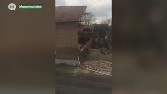 Schuur in Maasmechelen stort in door storm, boom waait op oprit autosnelweg in Zolder