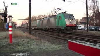 Gladde wegen: Bromfiets onder trein in Beverst