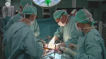 Buikchirurgen volgen buikvliesoperatie in het ZOL