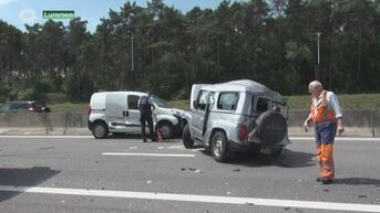 E313 tijdlang versperd na zwaar ongeval met vrachtwagen