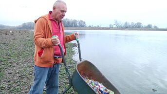 Boze afvalkunstenaar Toon Eerdekens gooit plastic in de Maas