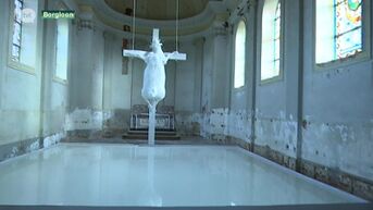 Bisdom beledigd door kunstwerk gekruisigde koe in kerk Borgloon