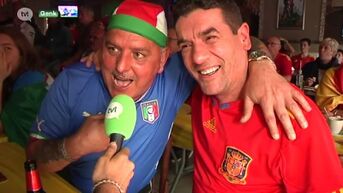 Italianen en Spanjaarden kijken samen naar de wedstrijd