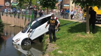 Auto sukkelt in Demer in Bilzen omdat bestuurder handrem vergeet op te zetten
