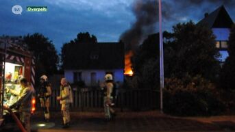 Auto brandt uit in garage in Overpelt
