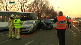 8 gewonden na ongeval met lijnbus en drie wagens in Hasselt