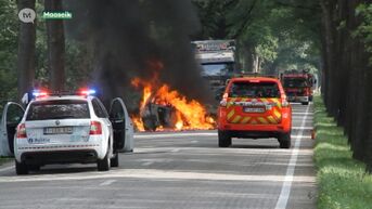 Auto brandt uit in Neeroeteren, wagen over de kop in Bilzen