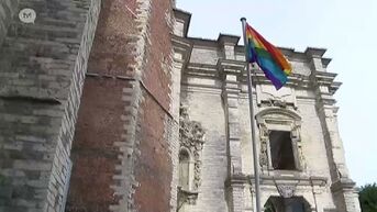 Regenboogvlag aan de Limburgse gemeentehuizen