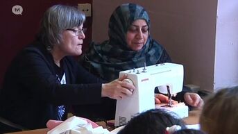 Asielzoekers leren Nederlands tijdens naailessen in Sint-Truiden