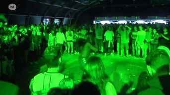 Mykki Blanco springt van podium en danst tussen fans