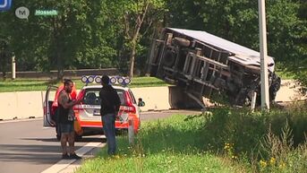 Vrachtwagen over de kop in Hasselt