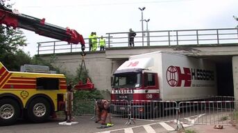 Brug verlagen omdat vrachtwagens vast komen te zitten