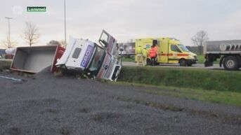 Vrachtwagen met grote hoeveelheid grind belandt in de berm in Lommel