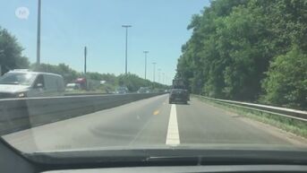 Chauffeurs in file op E314 rijden achterwaarts de snelweg af