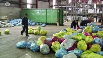 Werknemers Limburg.net sorteren afval met de hand voor proefproject