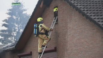 Vuur brandende mesthoop slaat over op woning in Neerpelt