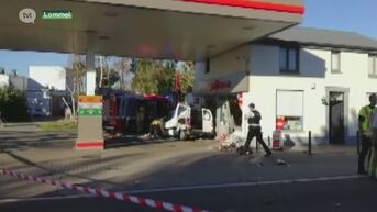 Brandweerwagen katapulteert wagen in tankstation