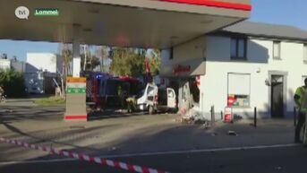 Wagen ramt tankstation na aanrijding met brandweerwagen in Lommel