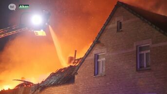 Uitslaande brand legt bijgebouwen van hoeve in Alken volledig in de as