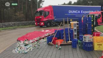 Vrachtwagen verliest lading drank op rotonde in Genk