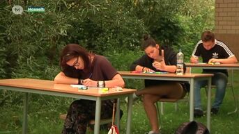 Studenten PXL leggen examen af in open lucht