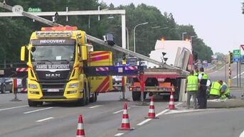 Vrachtwagen richt ravage aan op Europalaan in Genk